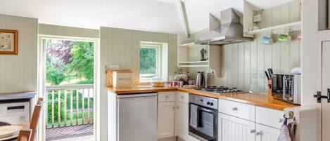 Een microgolfoven, een oven, een vaatwasser, een kinderstoel