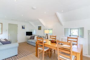 TV - 2 Bed in Launceston (oc-t31002) (Congdon's Shop)