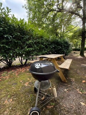 Outdoor dining - Holiday Home "Maison 4 Personnes" with Shared Pool (Calviac-en-Périgord)