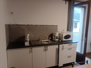 Fridge, microwave, stovetop, coffee/tea maker - Holiday Home "Maison 4 Personnes" with Shared Pool (Calviac-en-Périgord)