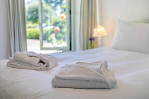 Iron/ironing board, travel cot, free WiFi, bed sheets - 3 Bed in Launceston (oc-l31001) (Congdon's Shop)