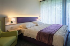 Széf a szobában, íróasztal, hangszigetelés és vasaló/vasalódeszka