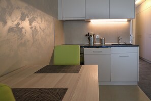 Fridge, oven, stovetop, dishwasher - WohnMOTEL the next generation (Altstaetten)