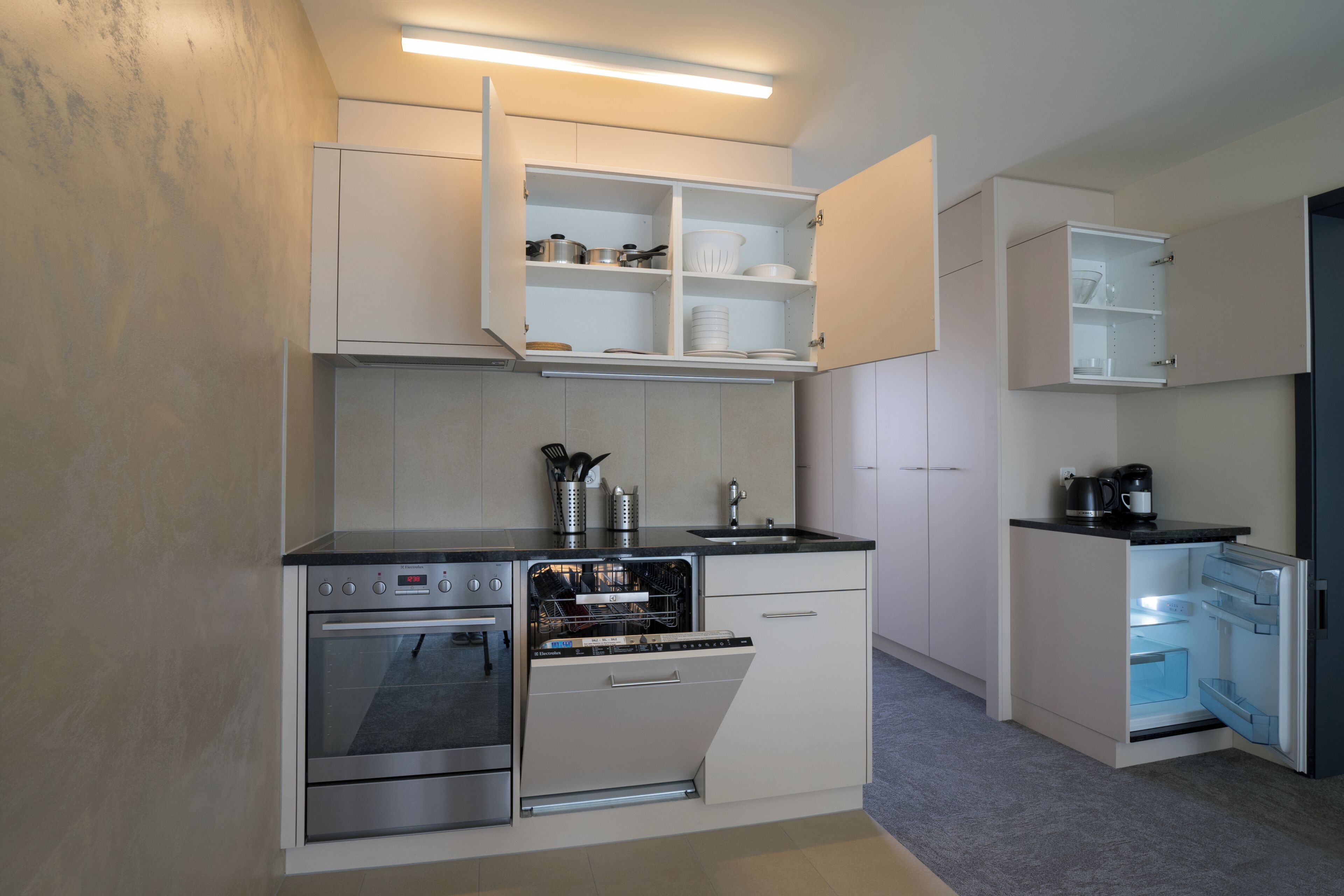 Lemari es, oven, kompor, dan mesin pencuci piring