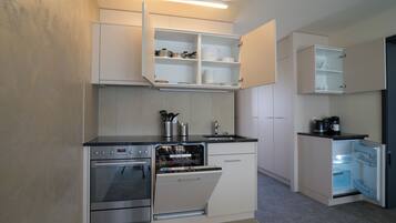 Lemari es, oven, kompor, dan mesin pencuci piring