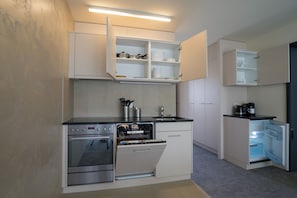 Køleskab, ovn, kogeplade, opvaskemaskine