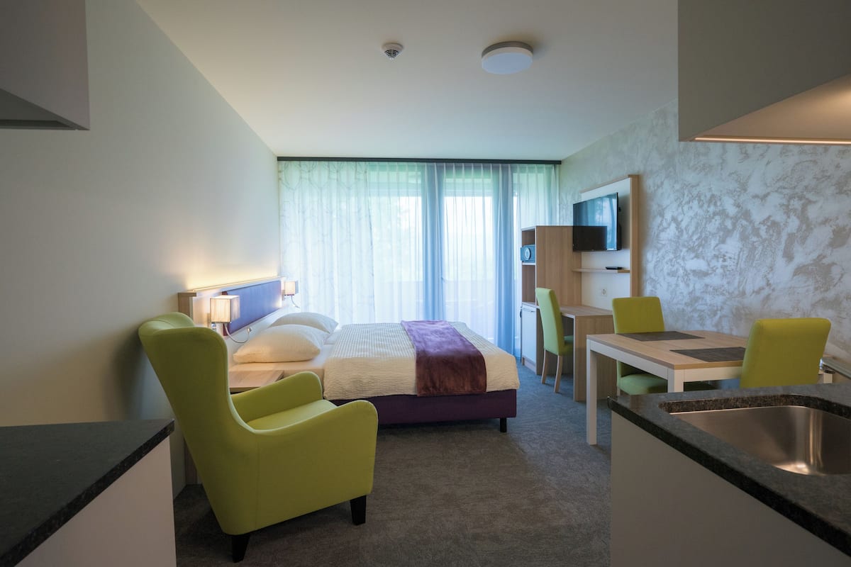 Caixa forta a l'habitació, escriptori i habitacions insonoritzades