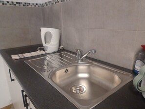 Réfrigérateur, micro-ondes, plaque de cuisson, cafetière/bouilloire