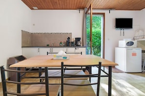 Kühlschrank, Mikrowelle, Herdplatte, Wasserkocher mit Kaffee-/Teezubehör