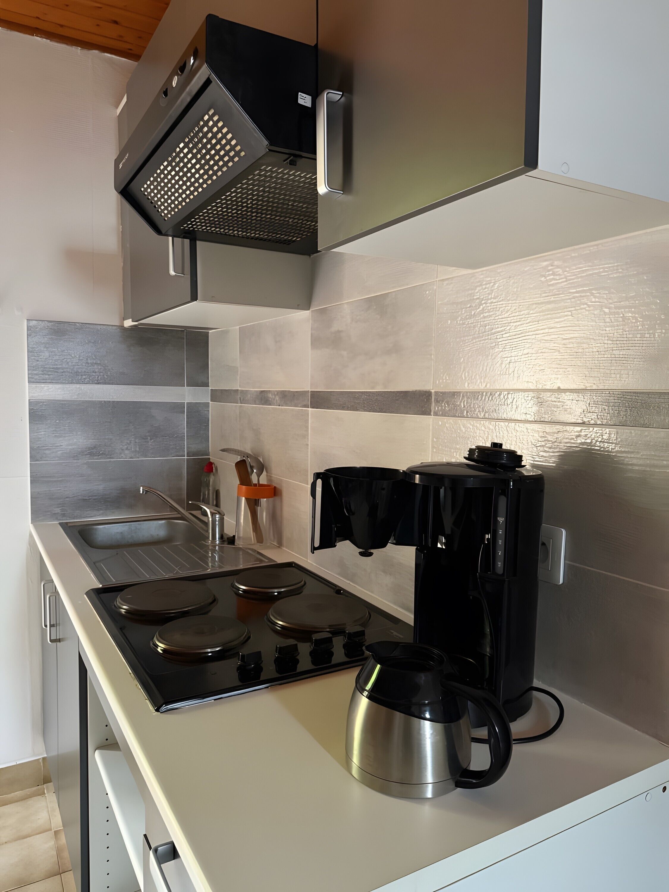 Refrigerador, microondas, placa de cocina, cafetera/tetera