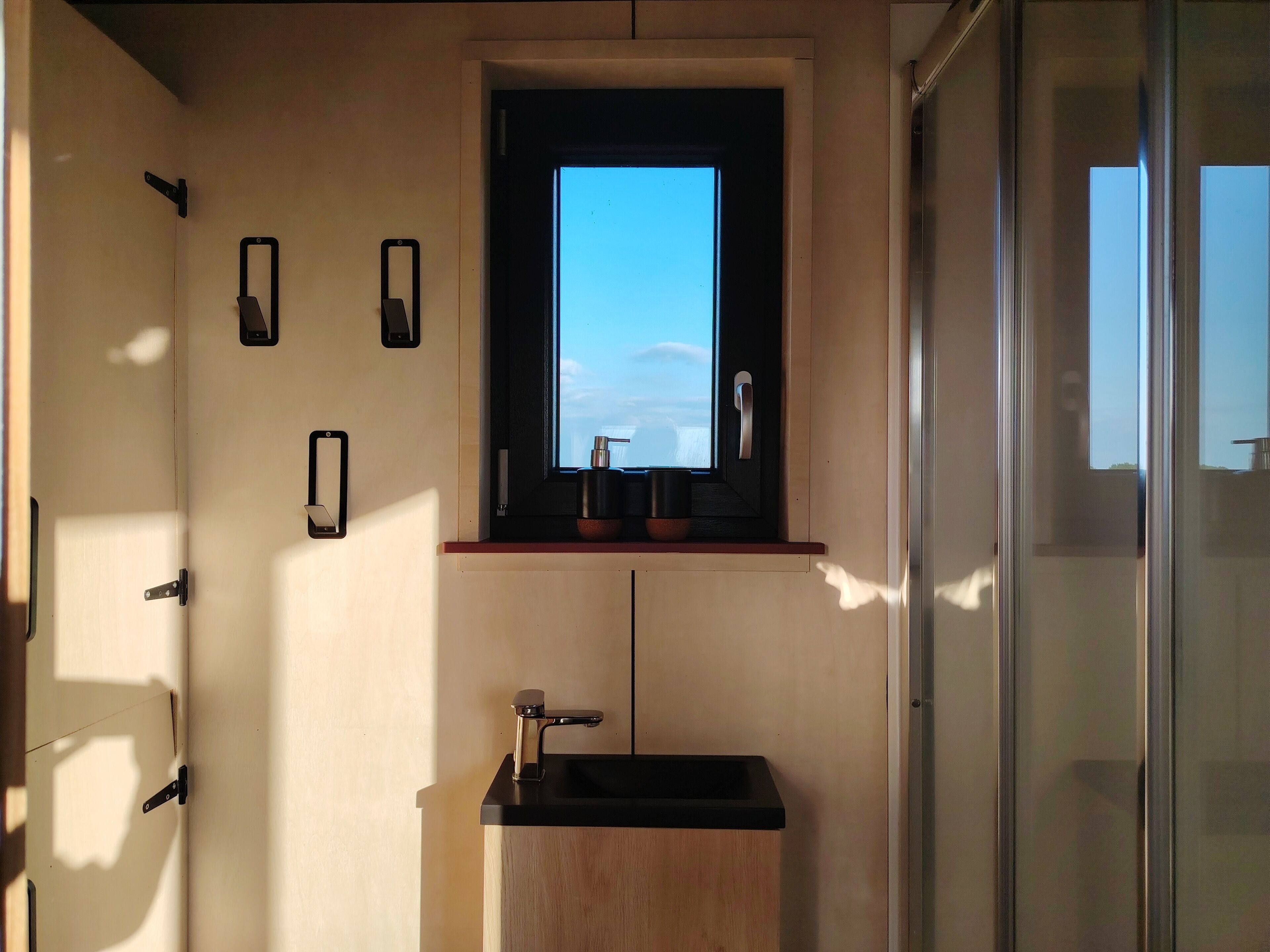 Serviettes fournies, savon, papier toilette