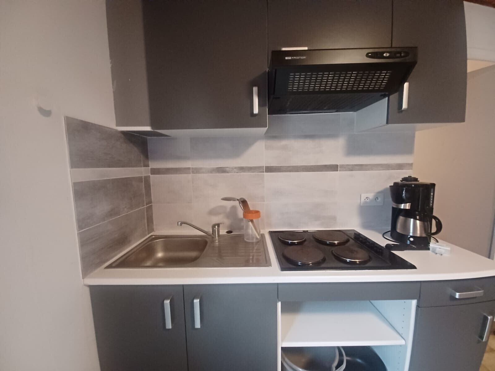 Geladeira, micro-ondas, cooktop, cafeteira/chaleira