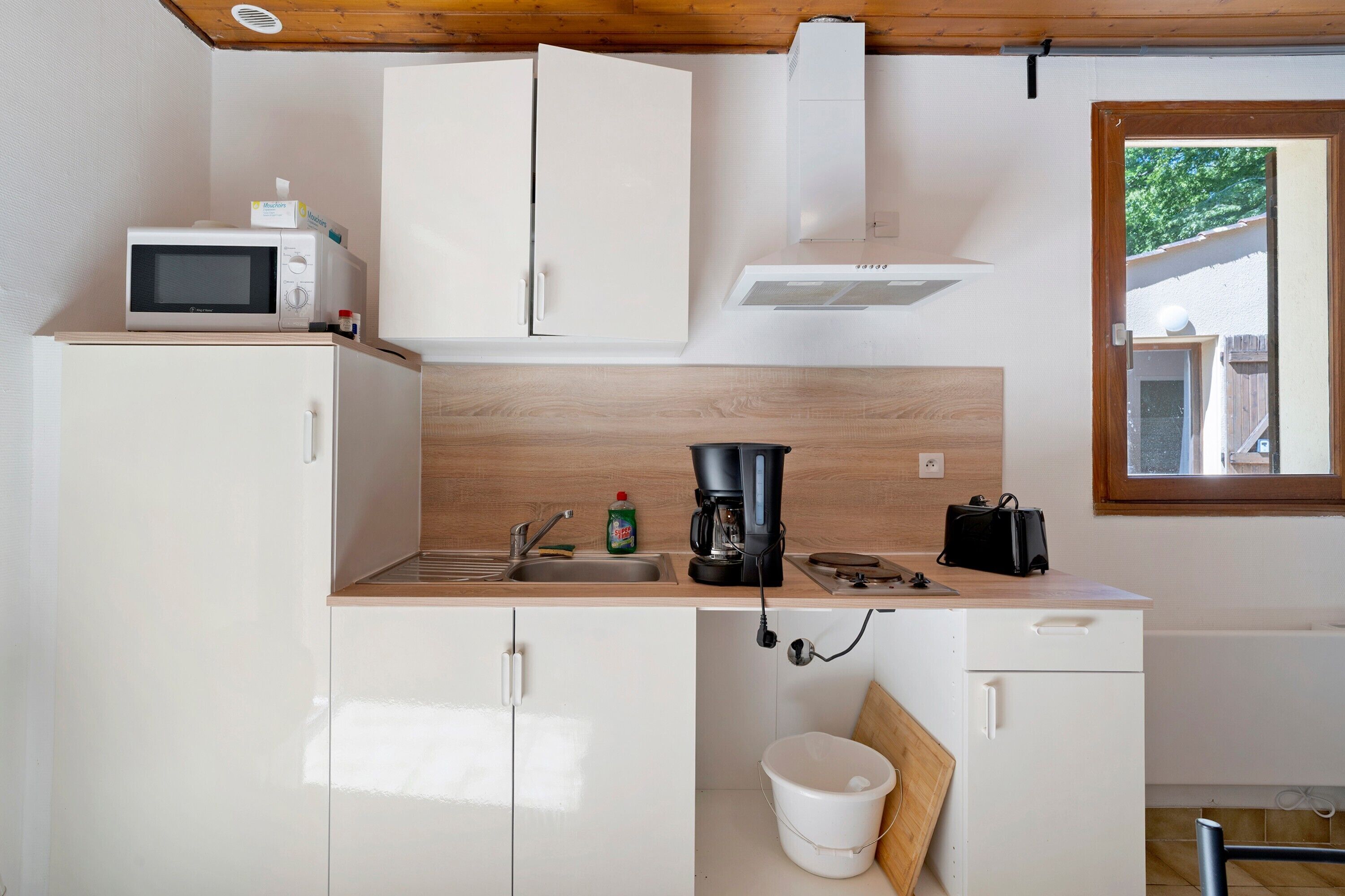 Refrigerador, microondas, parrilla de estufa y cafetera y tetera 
