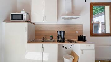 Refrigerador, microondas, parrilla de estufa y cafetera y tetera