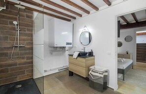 Shower, hair dryer, towels, soap - A PERFECT PARISIAN DUPLEX WITH PRIVATE TERRACE AT RUE MOUFFETARD (Paris)