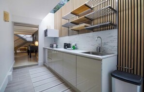 Refrigerador, microondas, horno y cafetera y tetera 