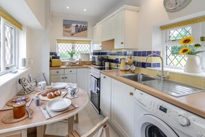 Oven, cookware/dishes/utensils - 1 Bed in Kilkhampton (oc-j31131) (Pancrasweek)