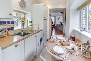 Oven, cookware/dishes/utensils - 1 Bed in Kilkhampton (oc-j31131) (Pancrasweek)
