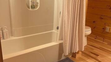 SĂšche-cheveux, serviettes fournies, savon, papier toilette