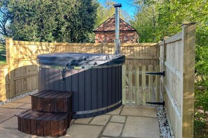 Outdoor spa tub - 1 Bed in Linton (oc-s31746) (Linton)