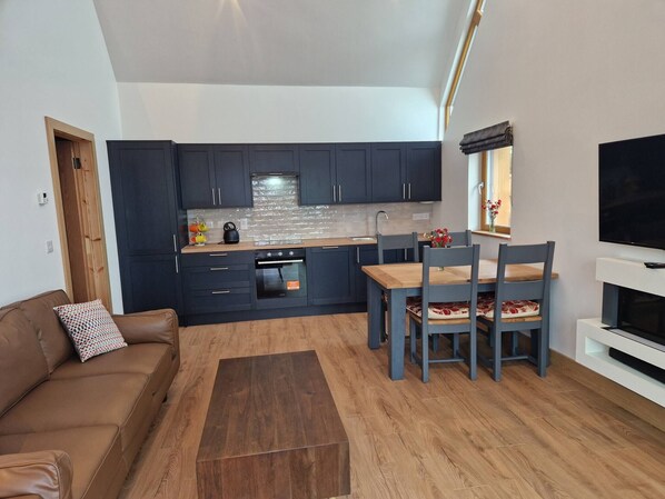 Loft, 2 Schlafzimmer, barrierefrei | Wohnzimmer | Bücher