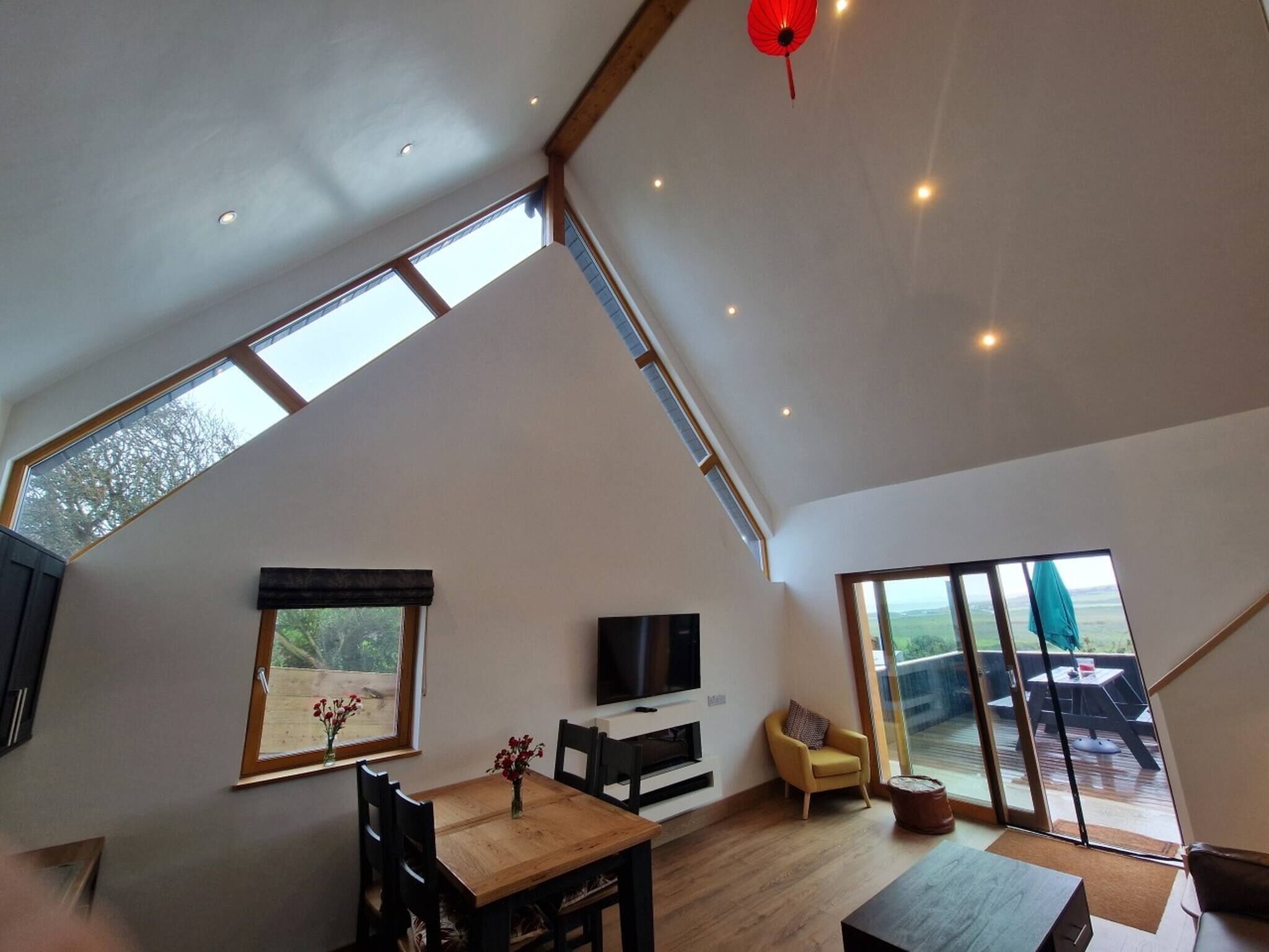 Loft, 2 Bedrooms, Accessible | Ruang tamu | Buku-buku 