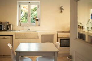 Wasserkocher mit Kaffee-/Teezubehör, Kühlschrank, Mikrowelle, Ofen