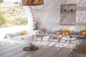 Outdoor dining - Villa O’Malley - Into the Cycladic wild (Kamari)