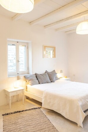 Desk, iron/ironing board, travel cot, WiFi - Villa O’Malley - Into the Cycladic wild (Kamari)