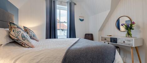 Iron/ironing board, free WiFi, bed sheets