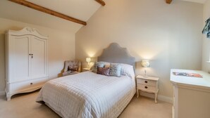 A bedroom with a bed, nightstands, a dresser, and a desk. - 1 Bed in Leeds (oc-b31067) (Leeds)