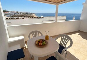 Outdoor dining - Playa Vista Guest House (Albufeira)