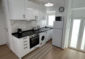 Fridge, microwave, oven, stovetop - Playa Vista Guest House (Albufeira)