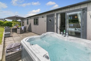 Terrace/patio - 3 Bed in Broadwoodwidger (oc-h31770) (Broadwoodwidger)