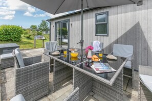 Outdoor dining - 3 Bed in Broadwoodwidger (oc-h31770) (Broadwoodwidger)