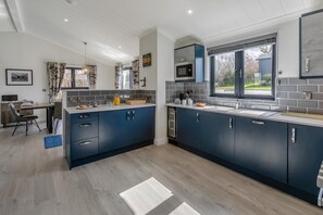 Oven, dishwasher, high chair, cookware/dishes/utensils - 3 Bed in Broadwoodwidger (oc-h31770) (Broadwoodwidger)
