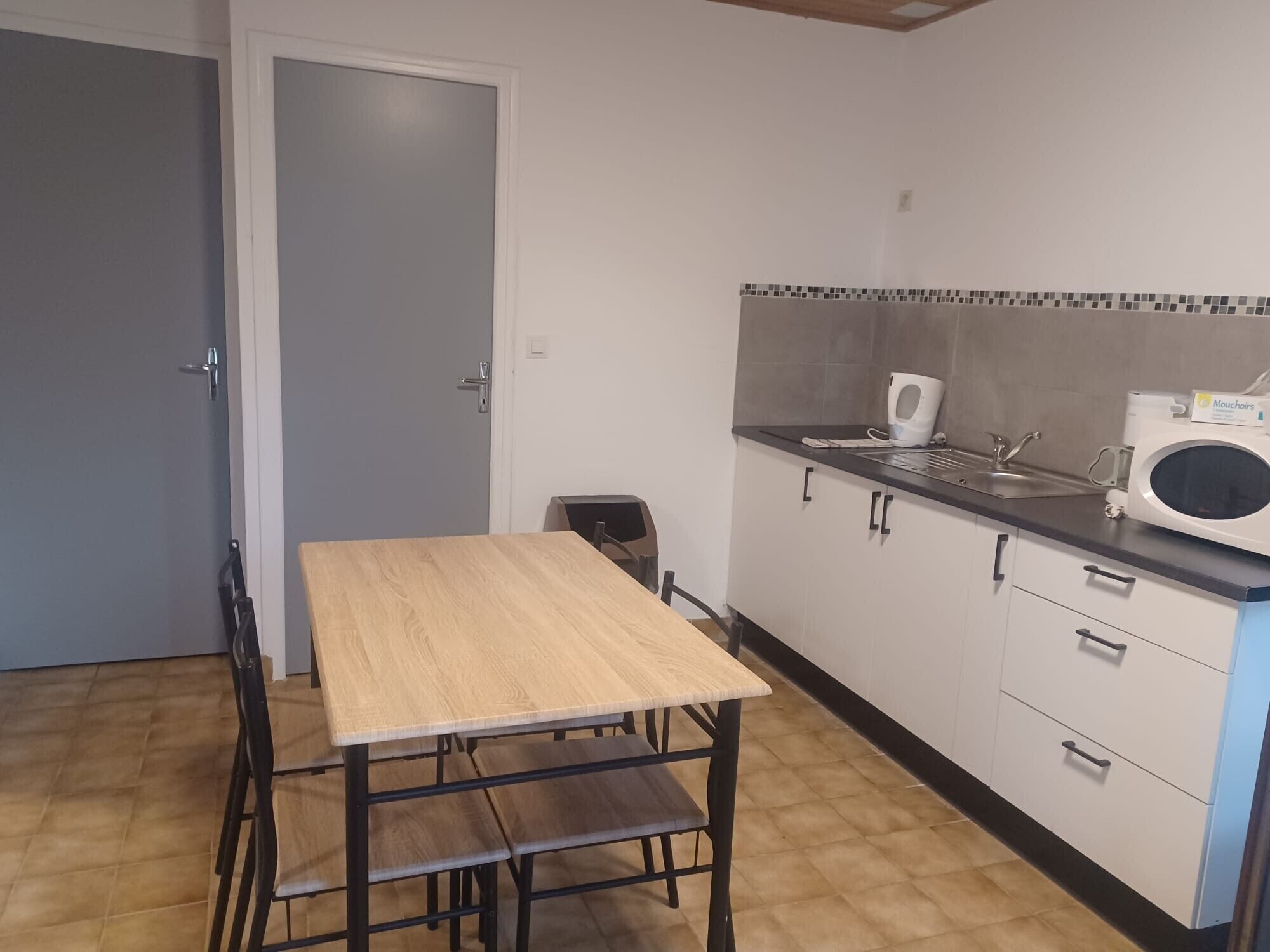 Réfrigérateur, micro-ondes, plaque de cuisson, cafetière/bouilloire