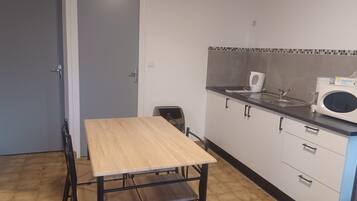 Réfrigérateur, micro-ondes, plaque de cuisson, cafetière/bouilloire