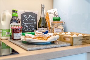 Ein Frühstücksbuffet mit verschiedenen Speisen und Getränken auf einer Theke.
