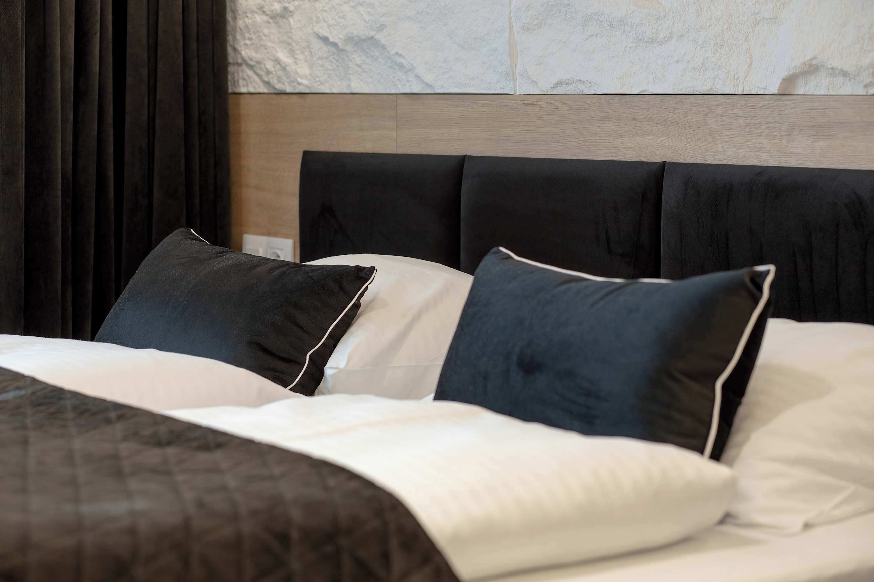 Iron/ironing board, travel crib, WiFi, bed sheets