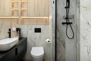 Shower, hair dryer, towels, shampoo - Duplex Apartment | Parking, Balcony, Air Conditioning (Świnoujście)