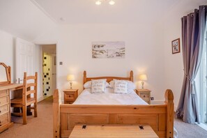 Travel crib, free WiFi, bed sheets