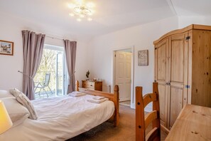 Travel crib, free WiFi, bed sheets - 3 Bed in Looe (oc-w31905) (Looe)