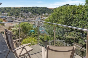 Un balcon avec vue sur la ville et la rivière.