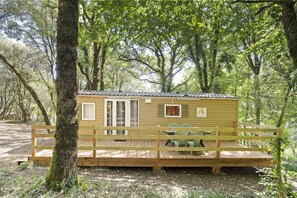 Outdoor dining - Mobile Home in "Village de Gîtes" with Shared Pool (Calviac-en-Périgord)