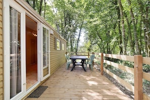 Outdoor dining - Mobile Home in "Village de Gîtes" with Shared Pool (Calviac-en-Périgord)
