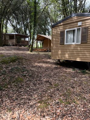 Exterior detail - Mobile Home “In Holiday Village” with Shared Pool (Calviac-en-Périgord)