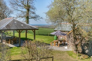 Outdoor dining - 2 Bed in Whitstone (oc-f31808) (Whitstone)