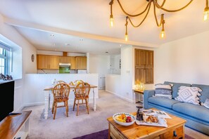 TV - 2 Bed in Whitstone (oc-f31808) (Whitstone)