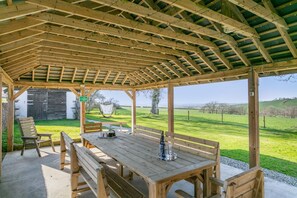 Outdoor dining - 2 Bed in Whitstone (oc-f31808) (Whitstone)